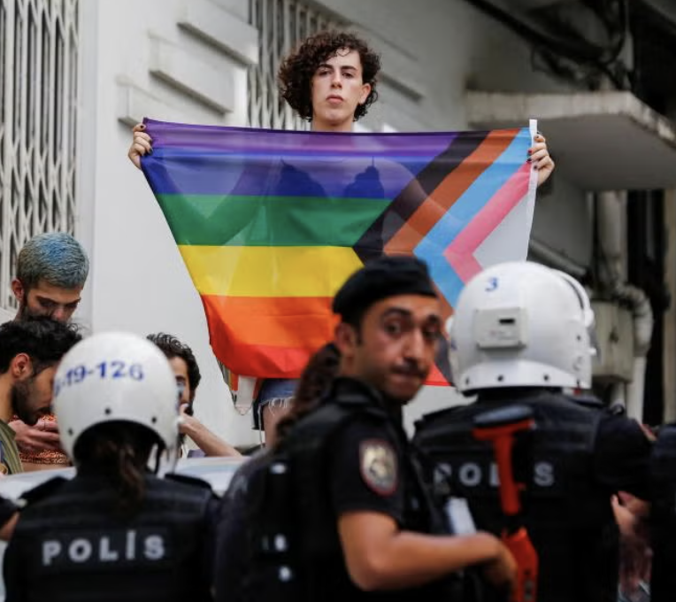 土耳其伊斯坦布尔LGBTQ+抗议遭警方拘留数十人