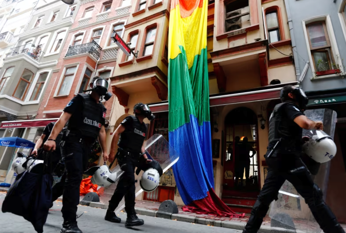 La Turquie perquisitionne des groupes LGBTQ+, 63 personnes détenues
