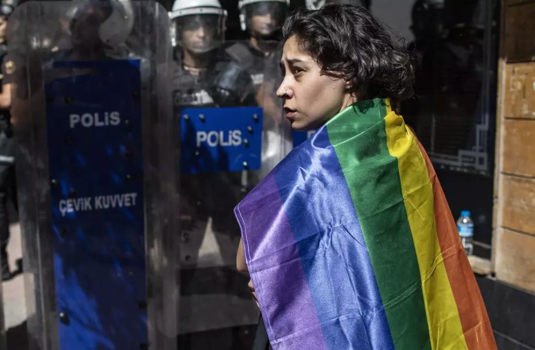 La Turquie perquisitionne des groupes LGBTQ+, 63 personnes détenues