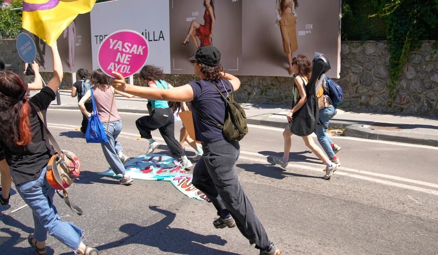 トルコ当局がLGBTQ+およびHIV倡導組織に対して全国的な急襲を実施 トルコ当局がLGBTQ+およびHIV倡導組織に対して全国的な急襲を実施