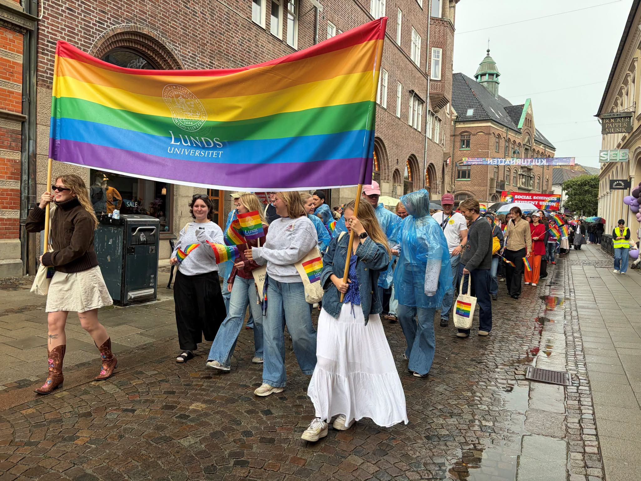 Suède L'Université de Lund participe à la parade LundaPride pour promouvoir l'inclusion et la diversité