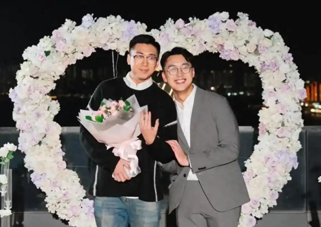 前香港“新闻王子”陈书君公开婚讯 拒“同性密友”含糊称谓正名未婚夫