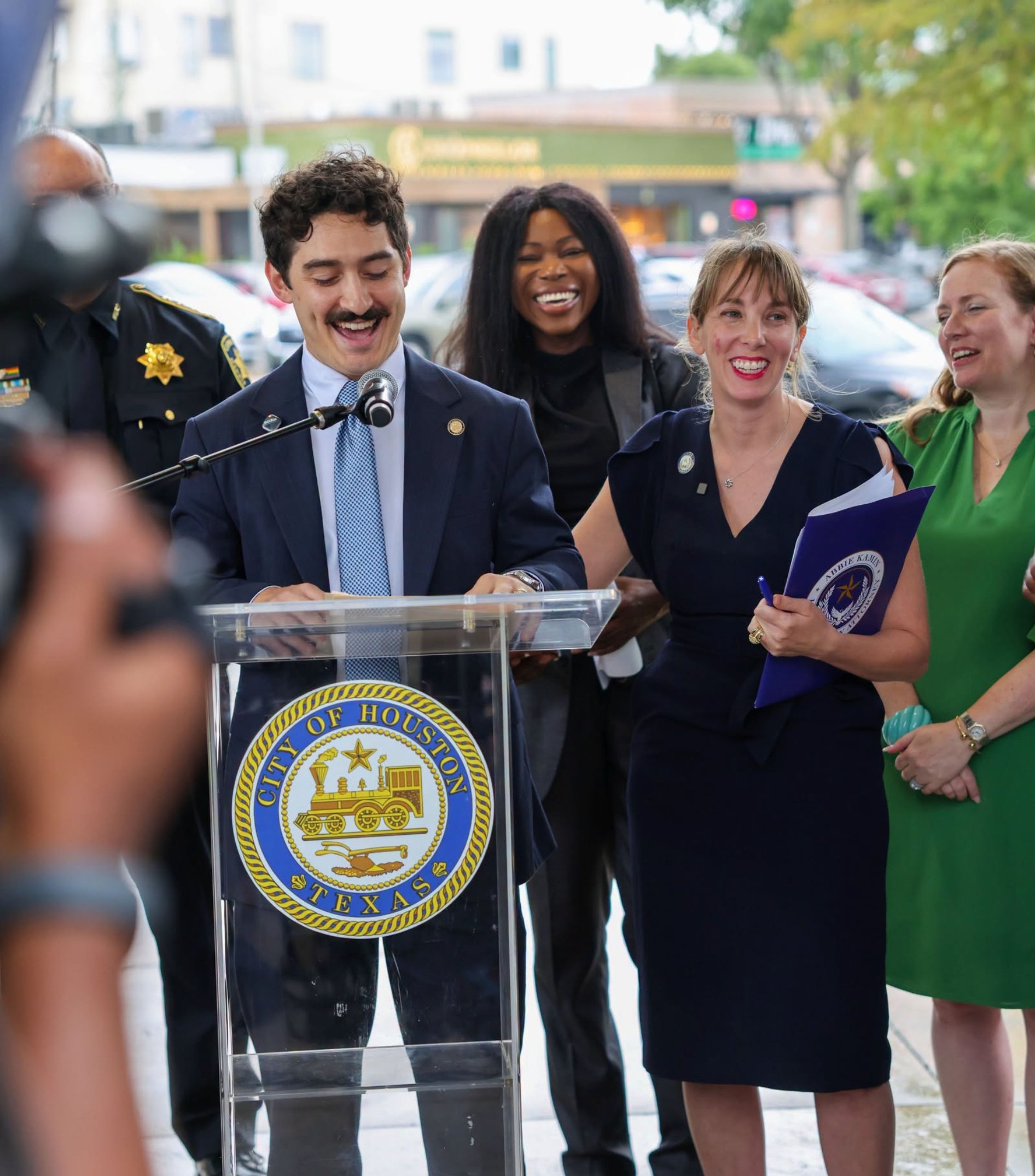 États-Unis : Houston réinstalle les bannières Pride sur Westheimer